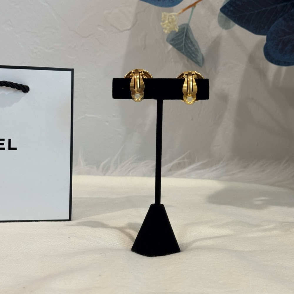 SOLD‼️Chanel 1980s Faux Pearl Button Clip-On Vintage Earrings - Picture 7 of 16
